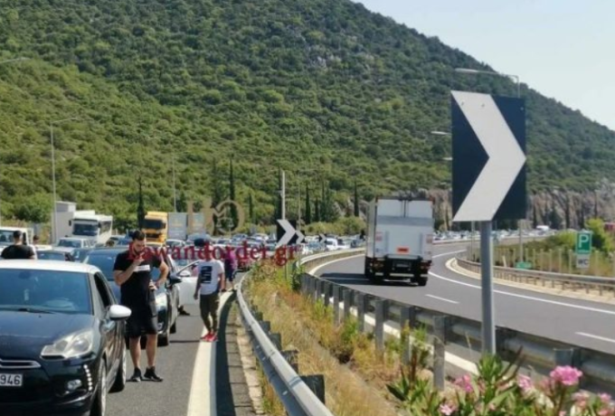 Τροχαίο στη Σήραγγα Αρτεμισίου – Έχει διακοπεί η κυκλοφορία των οχημάτων